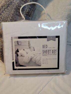 NWT White Queen Bed Sheet Set